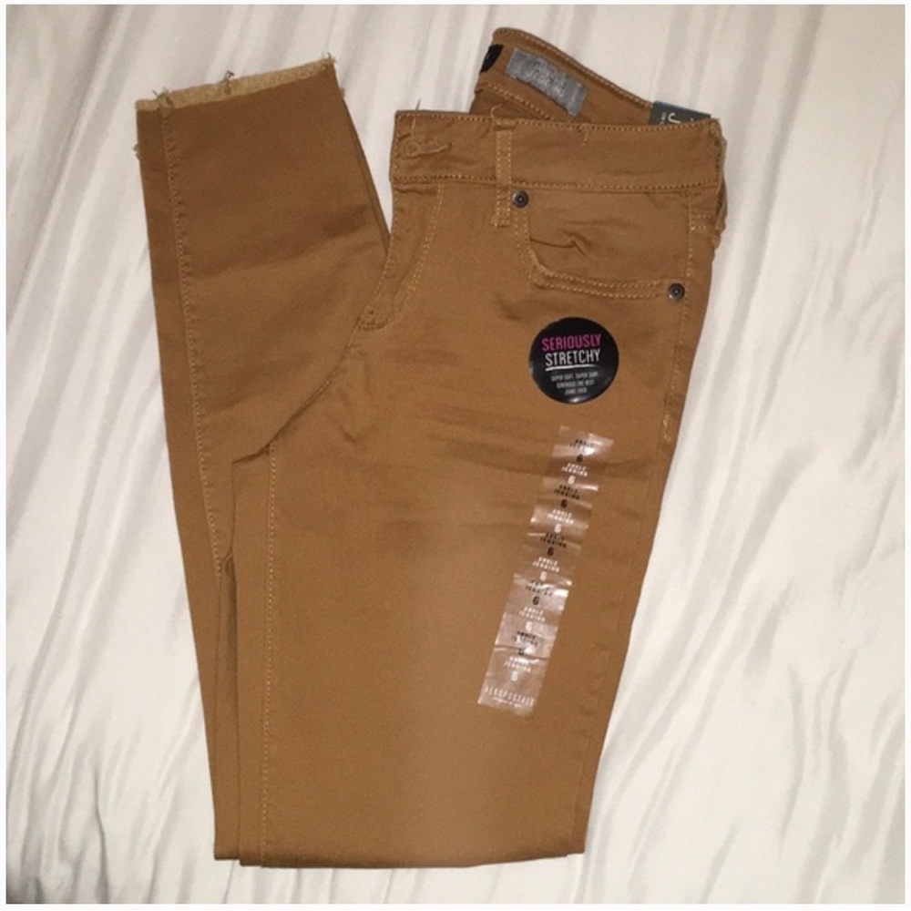 Aeropostale | NWT Stretchy Low Rise Ankle Jeggings Size 6
